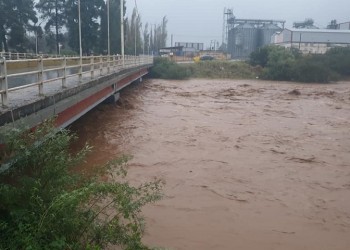 Συναγερμός στον Αλμυρό Βόλου λόγω της κακοκαιρίας – Τρεις εγκλωβισμένοι