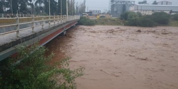 Συναγερμός στον Αλμυρό Βόλου λόγω της κακοκαιρίας – Τρεις εγκλωβισμένοι