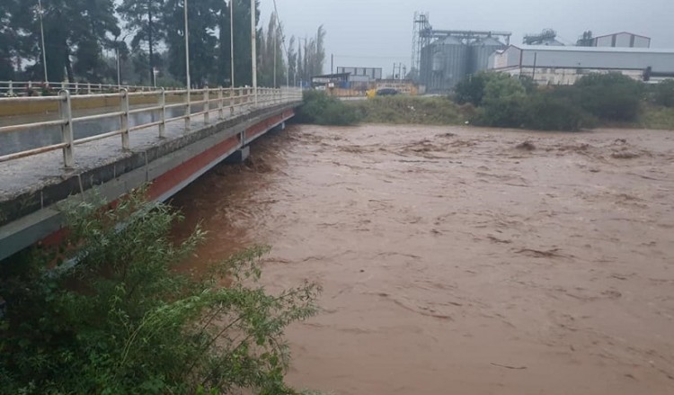 Συναγερμός στον Αλμυρό Βόλου λόγω της κακοκαιρίας – Τρεις εγκλωβισμένοι