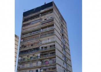 Θεσσαλονίκη: Άνδρας απειλεί να πέσει στο κενό από πολυκατοικία