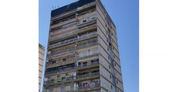 Θεσσαλονίκη: Άνδρας απειλεί να πέσει στο κενό από πολυκατοικία