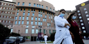 O Μπερλουσκόνι παίρνει εξιτήριο από το νοσοκομείο έπειτα από δώδεκα ημέρες θεραπείας λόγω κορονοϊού