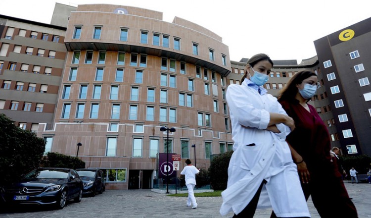 O Μπερλουσκόνι παίρνει εξιτήριο από το νοσοκομείο έπειτα από δώδεκα ημέρες θεραπείας λόγω κορονοϊού