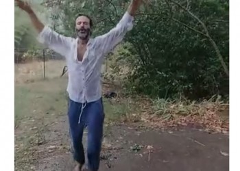 O Θανάσης Ευθυμιάδης χορεύει ποντιακά μέσα στη βροχή (βίντεο)