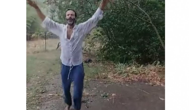 O Θανάσης Ευθυμιάδης χορεύει ποντιακά μέσα στη βροχή (βίντεο)