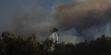 Φωτιά στα Καλύβια: Έκτακτη σύσκεψη στην Ανάβυσσο