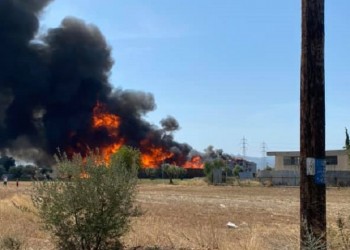 Μεγάλη φωτιά σε αποθήκη στον Ασπρόπυργο (βίντεο)