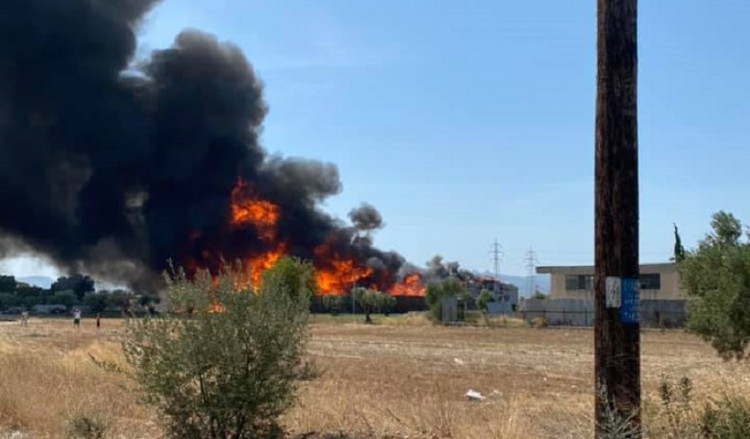 Μεγάλη φωτιά σε αποθήκη στον Ασπρόπυργο (βίντεο)