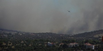 Φωτιά στην Κερατέα Αττικής, στη Φέριζα (βίντεο)