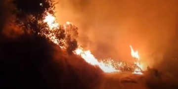 Μεγάλη φωτιά στην Πάτρα (βίντεο)