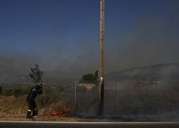 Σε ύφεση η φωτιά στην Κερατέα μετά από ολονύχτια μάχη