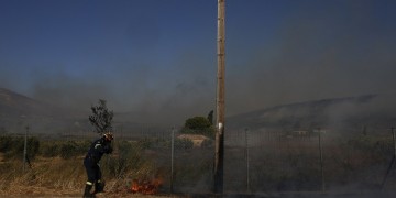 Σε ύφεση η φωτιά στην Κερατέα μετά από ολονύχτια μάχη