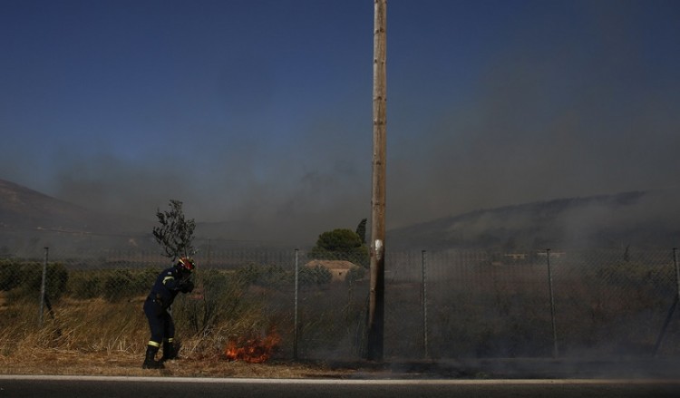 Σε ύφεση η φωτιά στην Κερατέα μετά από ολονύχτια μάχη