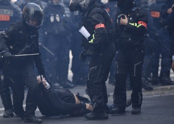 Γαλλία: Ξανά στους δρόμους τα «κίτρινα γιλέκα» – 154 συλλήψεις (βίντεο)