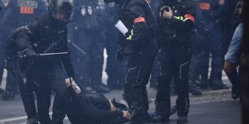 Γαλλία: Ξανά στους δρόμους τα «κίτρινα γιλέκα» – 154 συλλήψεις (βίντεο)