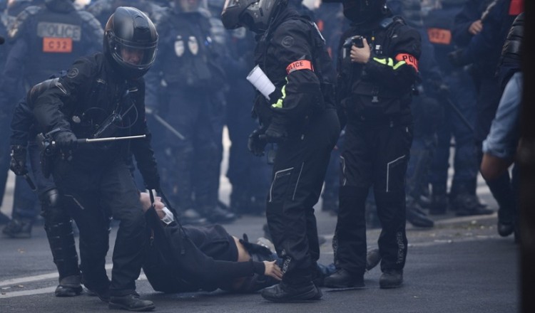 Γαλλία: Ξανά στους δρόμους τα «κίτρινα γιλέκα» – 154 συλλήψεις (βίντεο)