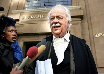 Απεβίωσε ο ομογενής δικηγόρος του Νέλσον Μαντέλα, Γιώργος Μπίζος
