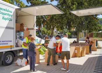 Η Ένωση Ποντίων Γλυφάδας παρέδωσε τρόφιμα για τους πλημμυροπαθείς της Θεσσαλίας