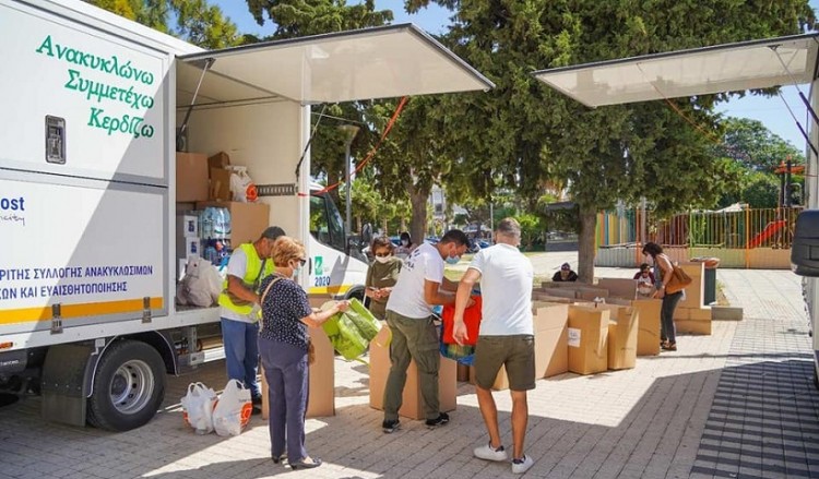 Η Ένωση Ποντίων Γλυφάδας παρέδωσε τρόφιμα για τους πλημμυροπαθείς της Θεσσαλίας