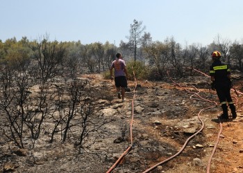 Υπό μερικό έλεγχο η φωτιά στον Υμηττό