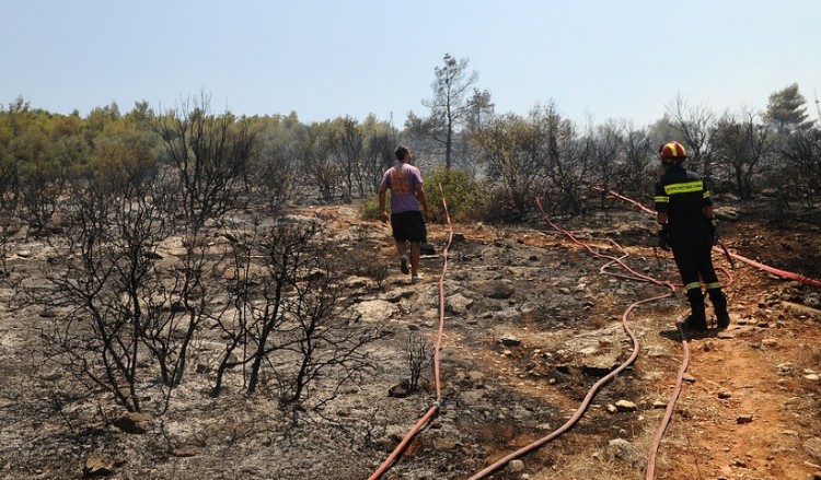 Υπό μερικό έλεγχο η φωτιά στον Υμηττό