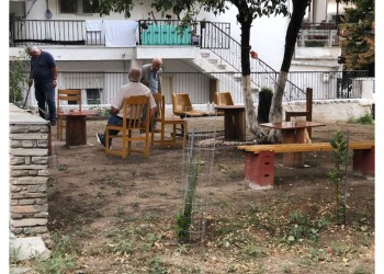 Καλαμαριά: Κάτοικοι «υιοθέτησαν» οικόπεδο και το μετέτρεψαν σε υπαίθριο καφενείο