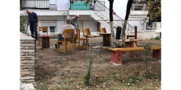 Καλαμαριά: Κάτοικοι «υιοθέτησαν» οικόπεδο και το μετέτρεψαν σε υπαίθριο καφενείο