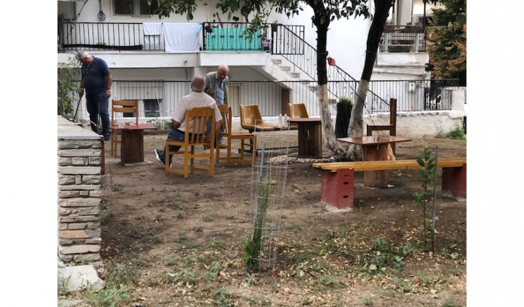 Καλαμαριά: Κάτοικοι «υιοθέτησαν» οικόπεδο και το μετέτρεψαν σε υπαίθριο καφενείο