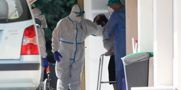 Επτά γηροκομεία έχει «χτυπήσει» ο κορονοϊός