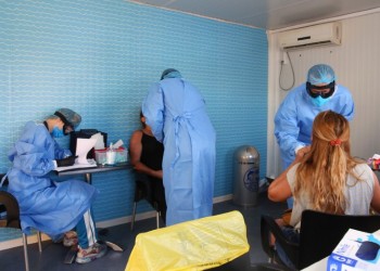 Έκρηξη κρουσμάτων κορονοϊού: 453 συνολικά, τα 184 στη δομή στη Λέσβο