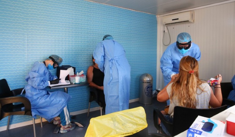 Έκρηξη κρουσμάτων κορονοϊού: 453 συνολικά, τα 184 στη δομή στη Λέσβο