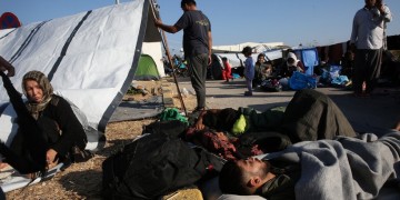 Χάος στη Μόρια: Αυτοσχέδιος καταυλισμός, άγνωστο πού είναι τα 35 κρούσματα