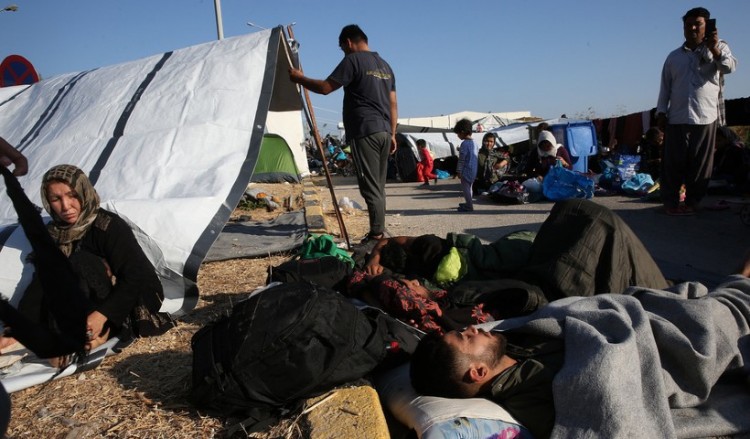 Χάος στη Μόρια: Αυτοσχέδιος καταυλισμός, άγνωστο πού είναι τα 35 κρούσματα