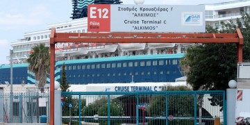 Στον Πειραιά το κρουαζιερόπλοιο με τα 12 κρούσματα κορονοϊού