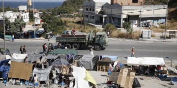 Μυτιλήνη: Μόλις 1.200 στη δομή του Καρά Τεπέ, χιλιάδες στους δρόμους