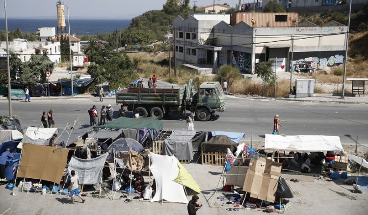 Μυτιλήνη: Μόλις 1.200 στη δομή του Καρά Τεπέ, χιλιάδες στους δρόμους