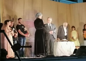 «Νόστος, ρίζα μ’ και κλαδί μ’»: Άκρως συγκινητική η τελευταία παράσταση του έργου (βίντεο)