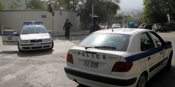 Φωτοβολίδα με μικρό αλεξίπτωτο έπεσε στο ύψος της αμερικανικής πρεσβείας