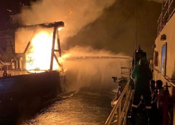 Σώοι οι πέντε Έλληνες ναυτικοί σε δεξαμενόπλοιο που καίγεται στη Σρι Λάνκα (φωτο)