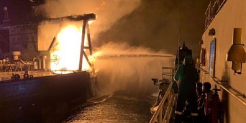 Σώοι οι πέντε Έλληνες ναυτικοί σε δεξαμενόπλοιο που καίγεται στη Σρι Λάνκα (φωτο)