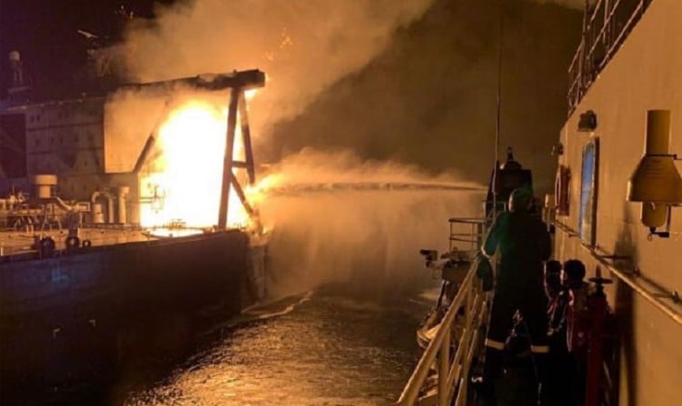 Σώοι οι πέντε Έλληνες ναυτικοί σε δεξαμενόπλοιο που καίγεται στη Σρι Λάνκα (φωτο)