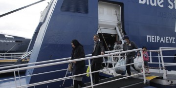 Στο Λαύριο πλοίο μετανάστες και πρόσφυγες από έξι νησιά