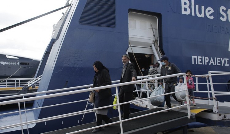 Στο Λαύριο πλοίο μετανάστες και πρόσφυγες από έξι νησιά