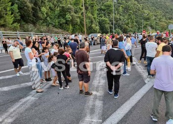 Ξεσηκώθηκαν στα Καμένα Βούρλα για τη μεταφορά ασυνόδευτων προσφύγων (βίντεο)