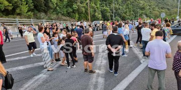 Ξεσηκώθηκαν στα Καμένα Βούρλα για τη μεταφορά ασυνόδευτων προσφύγων (βίντεο)