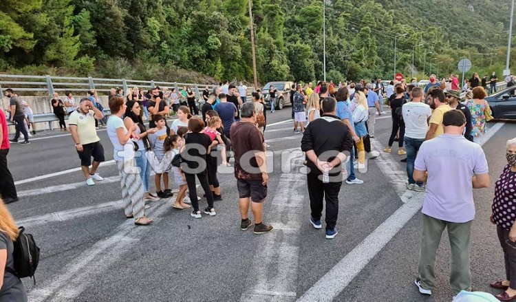 Ξεσηκώθηκαν στα Καμένα Βούρλα για τη μεταφορά ασυνόδευτων προσφύγων (βίντεο)