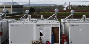 Σε υγειονομικό αποκλεισμό οι δομές φιλοξενίας σε Θήβα και Σέρρες