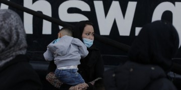 Πάνω από 900 αναγνωρισμένοι πρόσφυγες μεταφέρονται στην ηπειρωτική Ελλάδα