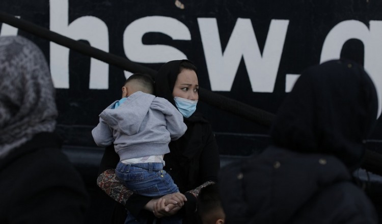 Πάνω από 900 αναγνωρισμένοι πρόσφυγες μεταφέρονται στην ηπειρωτική Ελλάδα