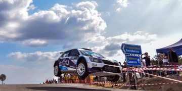 Θεσσαλονίκη: Πατέρας και γιος μαζί στα καθίσματα ενός αυτοκινήτου αγώνων στο 53ο Ράλι ΔΕΘ